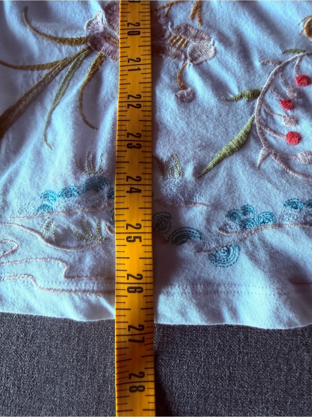 Johnny Was Embroidered White Sleeveless Women's Top with Peacock Motif - Picture 4 of 6